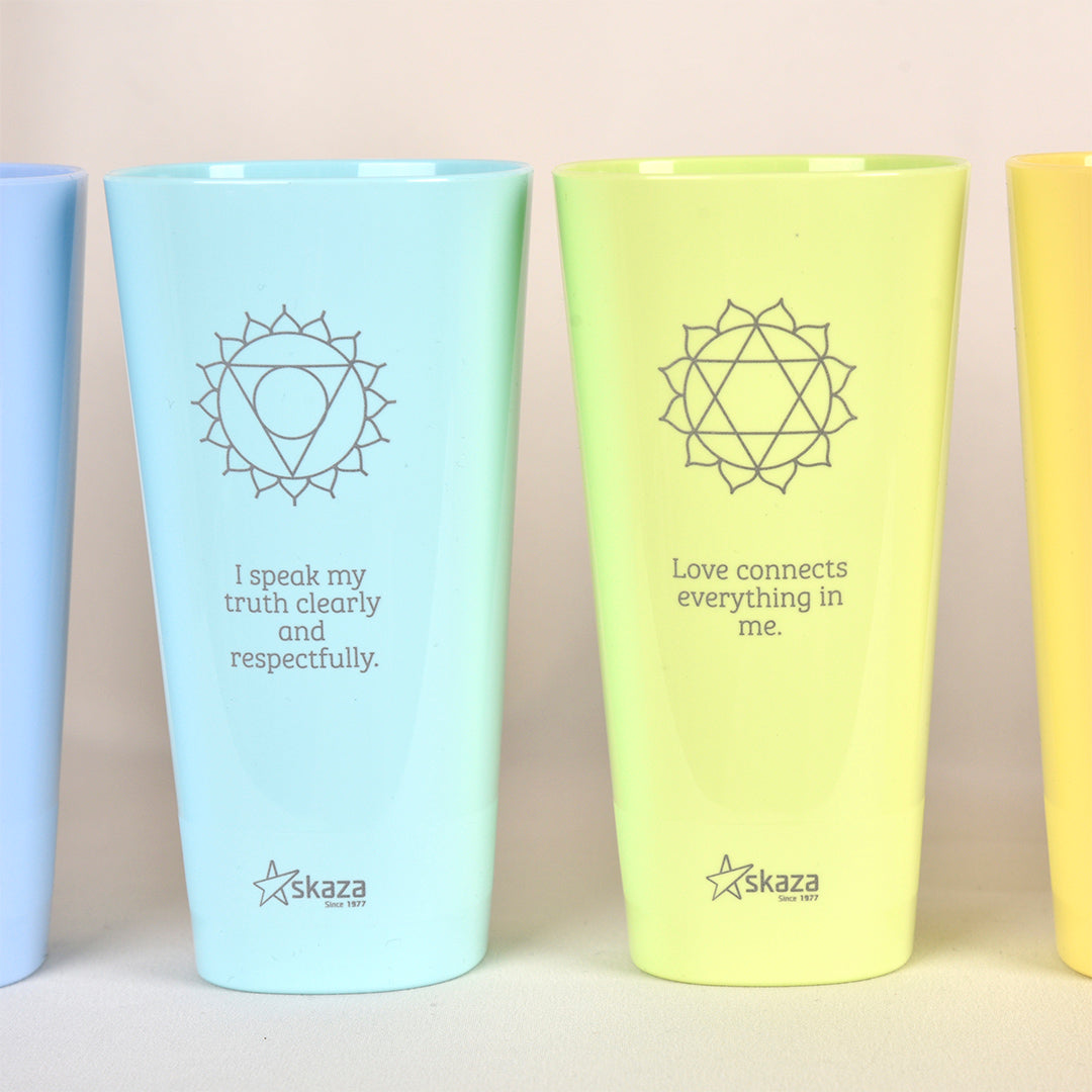 Gelbes und blaues Glas aus der Kollektion der 7 Chakren – Chakren-Symbolik und Energie der Farben