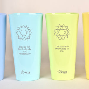 Gelbes und blaues Glas aus der Kollektion der 7 Chakren – Chakren-Symbolik und Energie der Farben