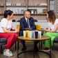 Gespräch im Wohnzimmer mit Gläsern auf dem Tisch