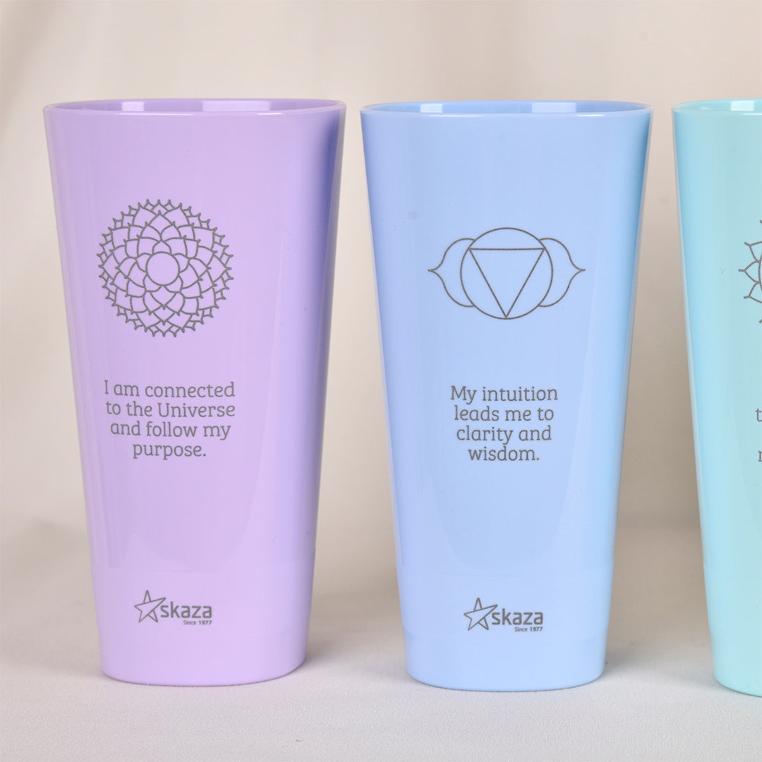 Lila und blaues Glas aus der Kollektion der 7 Chakren – Chakren-Symbolik und Energie der Farben