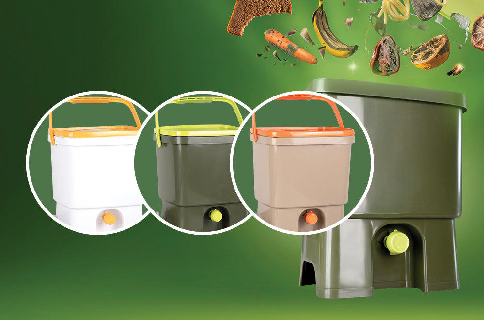 Drei Bokashi Organko 1 Komposter in Sonderfarben – Weiß, Grün und Beige – mit fliegenden Lebensmittelresten auf grünem Hintergrund.