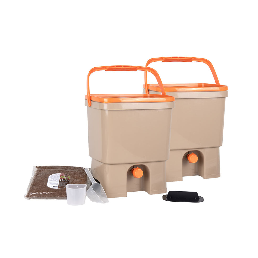 Bokashi Organko Set mit zwei cremefarbenen Kompostern, Streu und Zubehör für einfaches Kompostieren in der Küche.