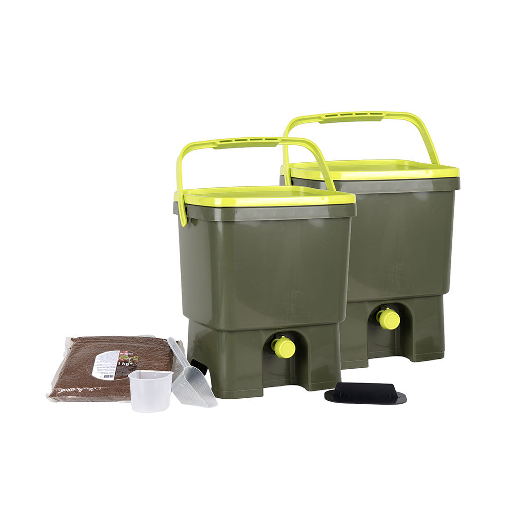 Bokashi Organko Set mit zwei grünen Kompostern, Streu und Zubehör für einfaches Kompostieren in der Küche.