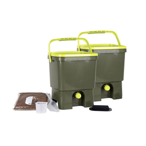 Bokashi Organko Set mit zwei grünen Kompostern, Streu und Zubehör für einfaches Kompostieren in der Küche.