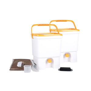 Bokashi Organko Set mit zwei weißen Kompostern, Streu und Zubehör für einfaches Kompostieren in der Küche.