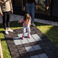 Kind spielt auf Skaza Bodenplatten im Garten – kindersichere, rutschfeste Oberfläche für Familienbereiche im Freien