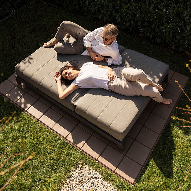 Skaza Bodenplatten als stabile Unterlage für eine Outdoor-Lounge im Garten – ästhetisch, wetterfest und ideal für Rasenflächen