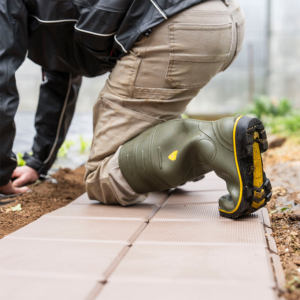 Gärtner kniet auf Skaza Bodenplatten bei der Gartenarbeit – rutschfest, robust und ideal zum Schutz der Knie