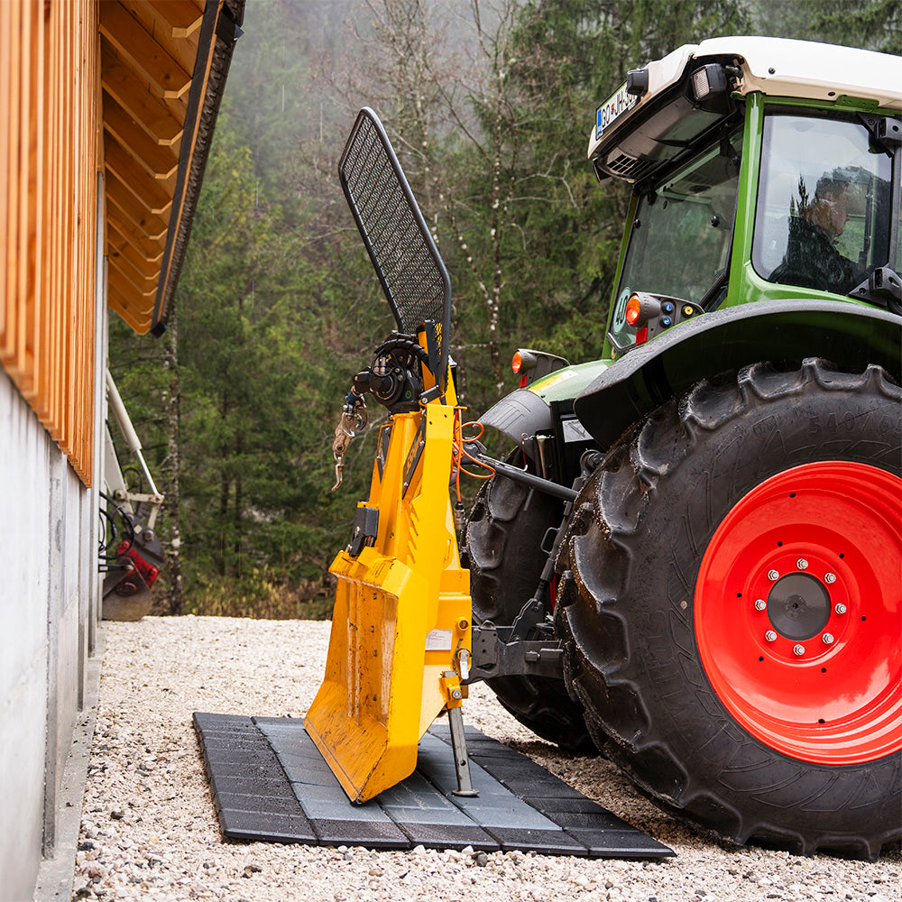 Skaza Bodenplatten als stabile Unterlage für Traktor und Forstgerät – ideal für landwirtschaftliche Anwendungen mit hoher Belastung