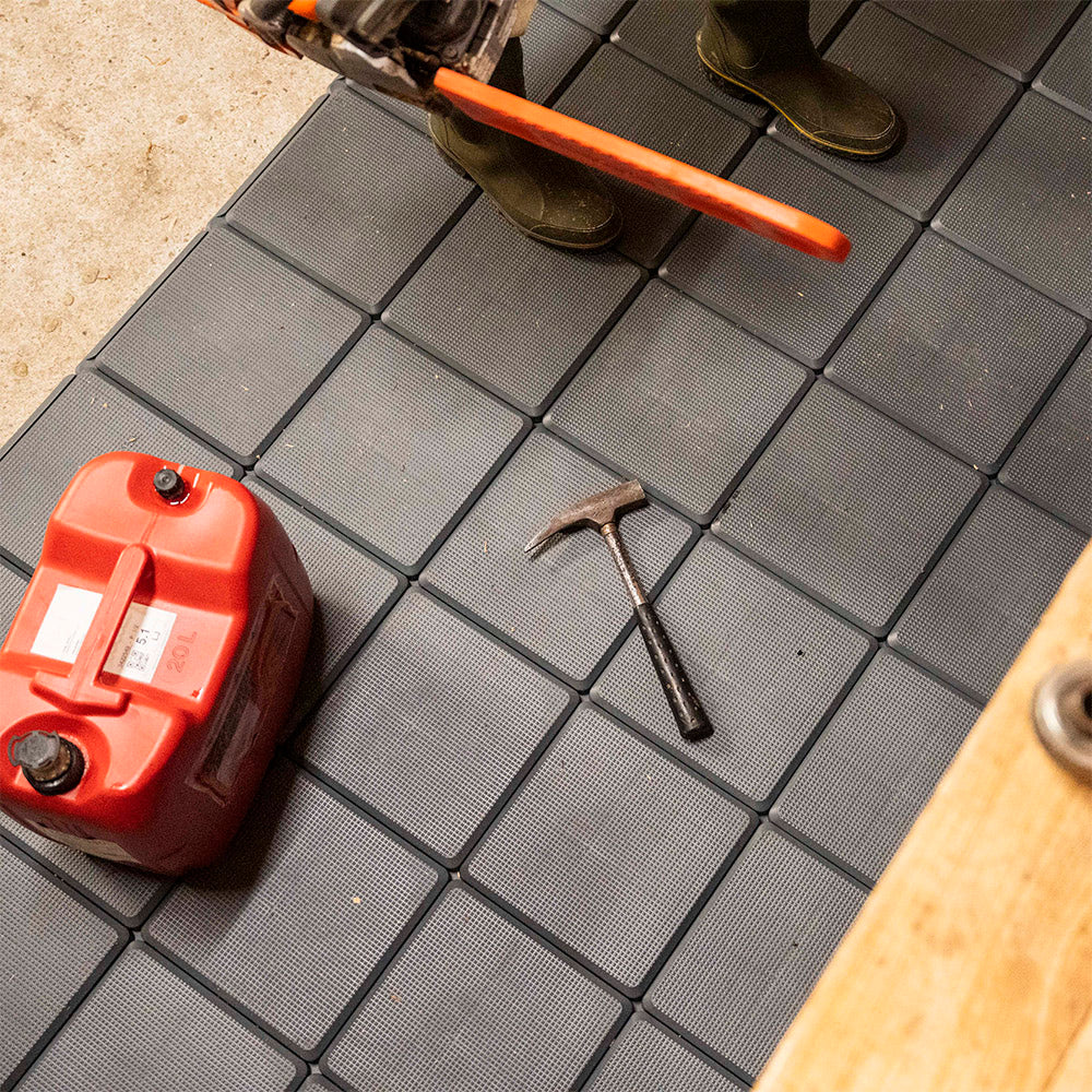 Skaza Bodenplatten im Werkstattbereich – schlagfeste und rutschfeste Unterlage für Werkzeuge, Geräte und schwere Lasten